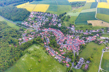 Vue aérienne de Quartier Zell in Üchtelhausen dans le département Bavière, Allemagne