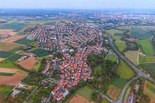 Vue aérienne de Vue de la ville sur la B3030 depuis l'ouest à Niederwerrn dans le département Bavière, Allemagne