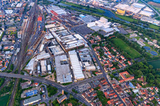 Vue aérienne de Zone industrielle Ernst-Sachs-Straße au sud de la voie ferrée avec ZF Race Engineering GmbH, ZF Friedrichshafen AG, Plant North et Bosch Rexroth AG à le quartier Oberndorf in Schweinfurt dans le département Bavière, Allemagne