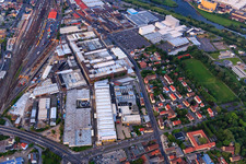 Vue aérienne de Zone industrielle Ernst-Sachs-Straße au sud de la voie ferrée avec ZF Race Engineering GmbH, ZF Friedrichshafen AG, Plant North et Bosch Rexroth AG à le quartier Oberndorf in Schweinfurt dans le département Bavière, Allemagne