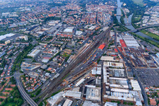 Vue aérienne de Ville le soir autour des voies à la gare Schweinfurt depuis l'ouest à Schweinfurt dans le département Bavière, Allemagne