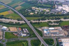 Vue aérienne de Sortie 6 Schweinfurt-Hafen de l'A70 avant le pont principal avec B&B HOTEL Schweinfurt-Süd à le quartier Oberndorf in Schweinfurt dans le département Bavière, Allemagne
