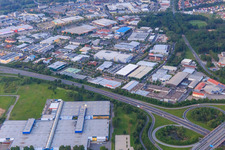Vue aérienne de Zone industrielle Hafen-Ost (Friedrich-Rätzer-Straße et Silbersteinstraße) le soir avec MediaMarkt Schweinfurt, Kunststofftechnik Ros GmbH & Co. KG et MAINCOR Rohrsysteme GmbH & Co. KG à Schweinfurt dans le département Bavière, Allemagne