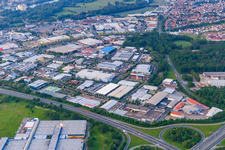 Vue aérienne de Zone industrielle Hafen-Ost (Friedrich-Rätzer-Straße et Silbersteinstraße) le soir avec MediaMarkt Schweinfurt, Kunststofftechnik Ros GmbH & Co. KG et MAINCOR Rohrsysteme GmbH & Co. KG à Schweinfurt dans le département Bavière, Allemagne