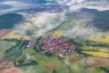 Vue aérienne de Village sous les nuages à le quartier Wustviel in Rauhenebrach dans le département Bavière, Allemagne