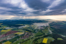 Vue aérienne de Vallée du Rauen Ebrach sous les nuages à le quartier Halbersdorf in Schönbrunn im Steigerwald dans le département Bavière, Allemagne
