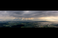 Vue aérienne de Panorama du paysage forestier et montagneux du Steigerwald au lever du soleil à le quartier Dietendorf in Burgebrach dans le département Bavière, Allemagne