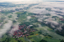 Vue aérienne de Village sous les nuages à le quartier Ampferbach in Burgebrach dans le département Bavière, Allemagne