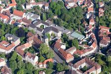 Vue aérienne de École Montessori Bamberg et église collégiale Saint-Jacques à Bamberg dans le département Bavière, Allemagne