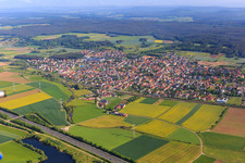 Vue aérienne de Vue de la ville depuis le sud-est au-delà de l'A70 et de la ligne de chemin de fer à Oberhaid dans le département Bavière, Allemagne