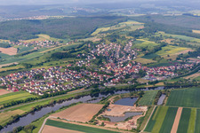 Vue aérienne de Les rives du Main à le quartier Trunstadt in Viereth-Trunstadt dans le département Bavière, Allemagne