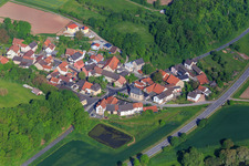 Vue aérienne de Vue du village sur les rives du Main depuis l'est à le quartier Dippach in Eltmann dans le département Bavière, Allemagne