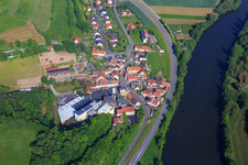 Vue aérienne de Berges du Main depuis le sud-est avec Eschenbacher Privatbrauerei GmbH Haus Wagner à le quartier Eschenbach in Eltmann dans le département Bavière, Allemagne