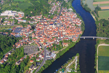 Vue aérienne de Vue du village sur les rives du Main depuis l'est avec le pont principal pour la B26 à Eltmann dans le département Bavière, Allemagne