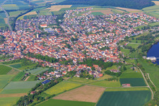 Vue aérienne de Vue de la ville au sud du Main depuis l'est avec l'école Dreiberg Knetzgau et le centre pour personnes âgées AWO Knetzgau à Knetzgau dans le département Bavière, Allemagne