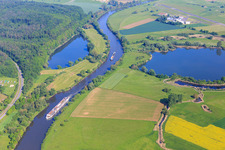 Vue aérienne de Réserve naturelle de Mainaue près de Augsfeld avec tour d'observation des oiseaux de Messlausee et Sichelsee à le quartier Augsfeld in Haßfurt dans le département Bavière, Allemagne