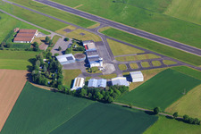 Vue aérienne de Tour et hangar de l'aérodrome commercial Haßfurt-Haßberge GmbH à le quartier Kleinaugsfeld in Haßfurt dans le département Bavière, Allemagne