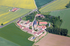 Vue aérienne de Bâtiments et parcs du manoir du Gutshaus Gut Mariaburghausen à le quartier Mariaburghausen in Haßfurt dans le département Bavière, Allemagne