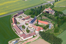 Vue aérienne de Bâtiments et parcs du manoir du Gutshaus Gut Mariaburghausen à le quartier Mariaburghausen in Haßfurt dans le département Bavière, Allemagne