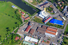 Vue aérienne de Zone industrielle portuaire avec XXL-Automotive GmbH & Co. KG, BayWa AG Matériaux de construction Haßfurt et Autorité des voies navigables et de la navigation Main - District extérieur Haßfurt à Haßfurt dans le département Bavière, Allemagne