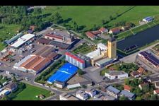 Vue aérienne de Parc industriel portuaire avec Kugelfertigung Hoch KG, XXL-Automotive GmbH & Co. KG, BayWa AG Matériaux de construction Haßfurt et Autorité des voies navigables et de la navigation Main - District extérieur Haßfurt à Haßfurt dans le département Bavière, Allemagne
