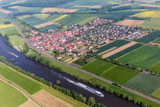 Vue aérienne de Les rives du Main en Untertheres à le quartier Untertheres in Theres dans le département Bavière, Allemagne