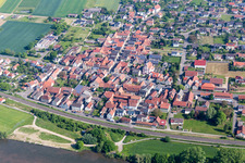 Vue aérienne de Les rives du Main en Untertheres à le quartier Untertheres in Theres dans le département Bavière, Allemagne