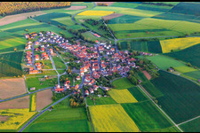 Vue aérienne de Village - vue du nord avec l'église Saint-Cyriaque à le quartier Schwemmelsbach in Wasserlosen dans le département Bavière, Allemagne