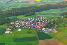 Vue aérienne de Village - Vue de l'ouest avec The Savvy Center - Joshua Burke et Nina Gassner et Kfz-Weis GmbH & Co.KG à le quartier Brebersdorf in Wasserlosen dans le département Bavière, Allemagne