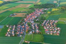Vue aérienne de Village - vue de l'ouest à le quartier Egenhausen in Werneck dans le département Bavière, Allemagne