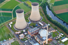 Photographie aérienne de Tours de refroidissement et dôme du réacteur de la centrale nucléaire Grafenrheinfeld de Preussenelektra GmbH au coucher du soleil à Grafenrheinfeld dans le département Bavière, Allemagne