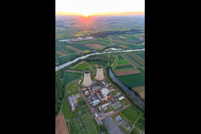 Tours de refroidissement et dôme du réacteur de la centrale nucléaire Grafenrheinfeld de Preussenelektra GmbH au coucher du soleil à Grafenrheinfeld dans le département Bavière, Allemagne d'en haut