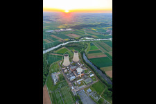 Tours de refroidissement et dôme du réacteur de la centrale nucléaire Grafenrheinfeld de Preussenelektra GmbH au coucher du soleil à Grafenrheinfeld dans le département Bavière, Allemagne hors des airs