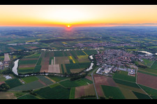 Vue aérienne de Île formée par le Main et l'Alter Main près de Bergrheinfeld et Grafenrheinfeld à Bergrheinfeld dans le département Bavière, Allemagne