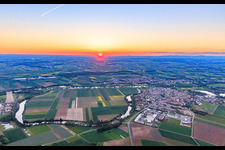 Vue aérienne de Île formée par le Main et l'Alter Main près de Bergrheinfeld et Grafenrheinfeld à Bergrheinfeld dans le département Bavière, Allemagne