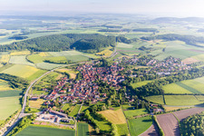 Vue aérienne de Vue des rues et des maisons dans les quartiers résidentiels à le quartier Oberlauringen in Stadtlauringen dans le département Bavière, Allemagne