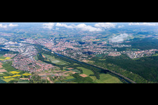 Vue aérienne de Vue de la ville sur les rives du Main entre Sennfeld et Schweinfurt à Schweinfurt dans le département Bavière, Allemagne