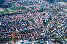 Vue aérienne de Vue des rues et des maisons des quartiers résidentiels à Dudenhofen dans le département Rhénanie-Palatinat, Allemagne