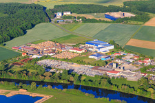 Vue aérienne de Zone industrielle au bord du Main avec WEMAS Baseplates GmbH, Sägewerk Reitz GmbH et Betonwerk GODELMANN GmbH & Co. KG à Wonfurt dans le département Bavière, Allemagne