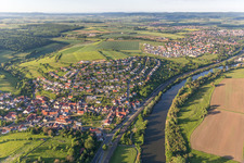 Vue aérienne de Les rives du Main en Wülflingen à le quartier Wülflingen in Haßfurt dans le département Bavière, Allemagne