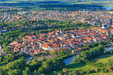 Vue aérienne de Vue d'ensemble de la vieille ville au-delà du Main depuis l'ouest à Haßfurt dans le département Bavière, Allemagne