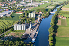 Vue aérienne de Amarrages de navires avec grue de chargement sur le Mainlände à Zeil am Main dans le département Bavière, Allemagne