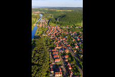 Vue aérienne de Vue du village sur le canal principal devant l'écluse Limbach de l'Office des voies navigables et de la navigation de Schweinfurt à le quartier Limbach in Eltmann dans le département Bavière, Allemagne