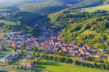Vue aérienne de Vue du village sur la B26 depuis le sud à le quartier Steinbach in Ebelsbach dans le département Bavière, Allemagne