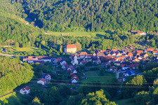 Vue aérienne de Château Gleisenau avec église du château à le quartier Gleisenau in Ebelsbach dans le département Bavière, Allemagne