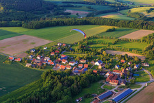 Vue aérienne de Vue du village depuis le sud-ouest à le quartier Losbergsgereuth in Rentweinsdorf dans le département Bavière, Allemagne