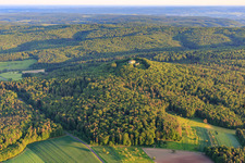 Vue aérienne de Ruines du château de Bramberg à le quartier Hohnhausen in Burgpreppach dans le département Bavière, Allemagne