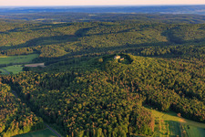 Vue aérienne de Ruines du château de Bramberg à le quartier Hohnhausen in Burgpreppach dans le département Bavière, Allemagne