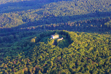 Vue oblique de Ruines du château de Bramberg à le quartier Hohnhausen in Burgpreppach dans le département Bavière, Allemagne