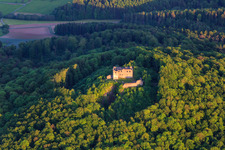 Ruines du château de Bramberg à le quartier Hohnhausen in Burgpreppach dans le département Bavière, Allemagne d'en haut